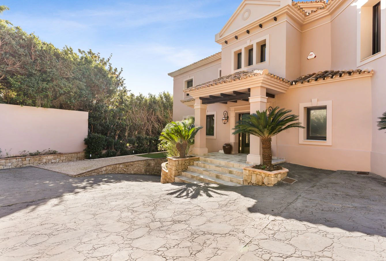 Villa de lujo en Altea Hills con piscina infinity climatizada, privacidad y vistas al entorno natural