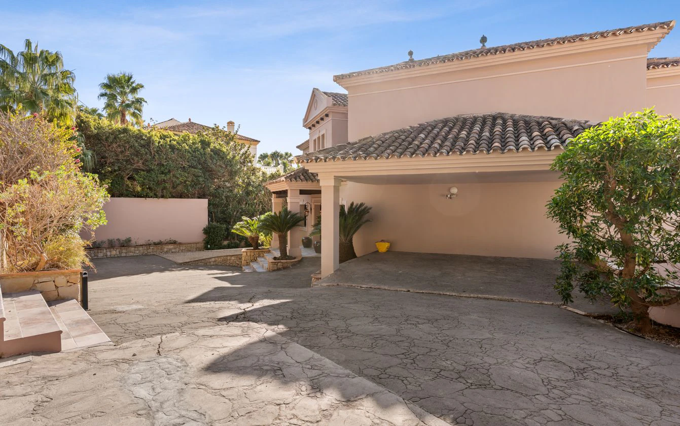 Villa de lujo en Altea Hills con piscina infinity climatizada, privacidad y vistas al entorno natural