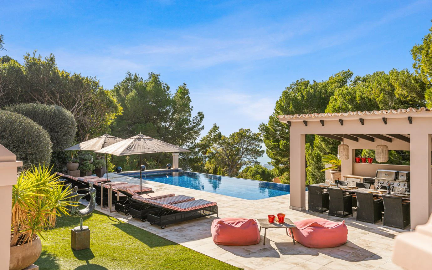 Villa de lujo en Altea Hills con piscina infinity climatizada, privacidad y vistas al entorno natural