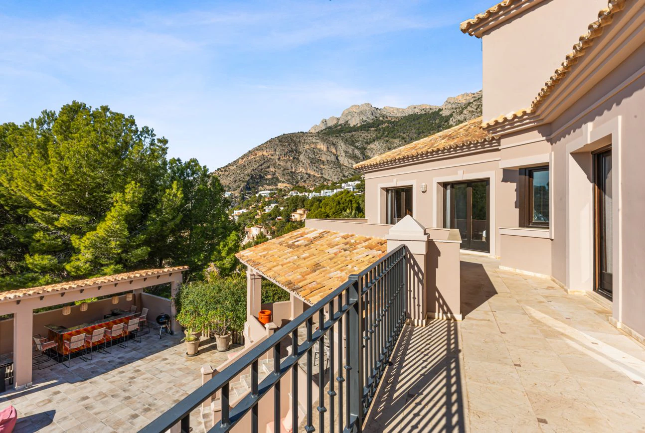Villa de lujo en Altea Hills con piscina infinity climatizada, privacidad y vistas al entorno natural