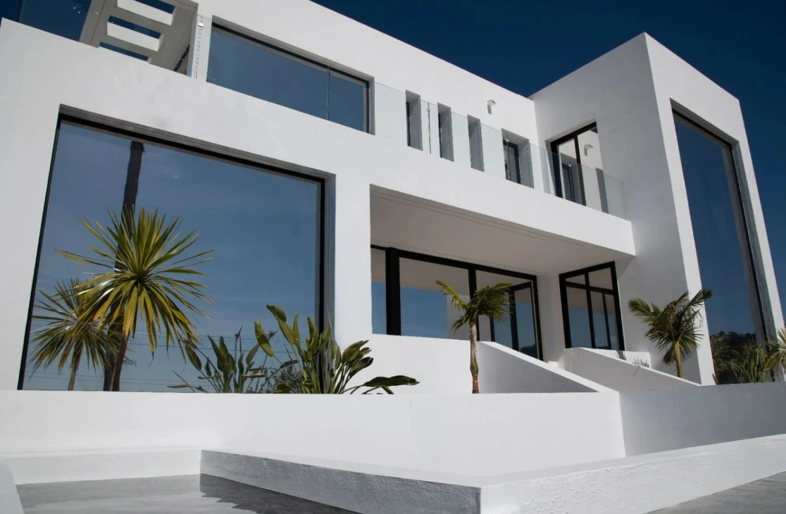 Villa de obra nueva con vistas al mar y piscina con jacuzzi en Moraira