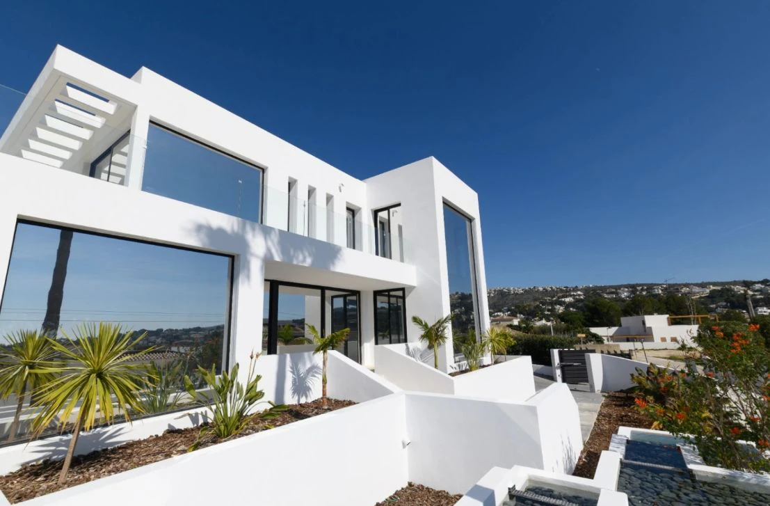 Villa de obra nueva con vistas al mar y piscina con jacuzzi en Moraira
