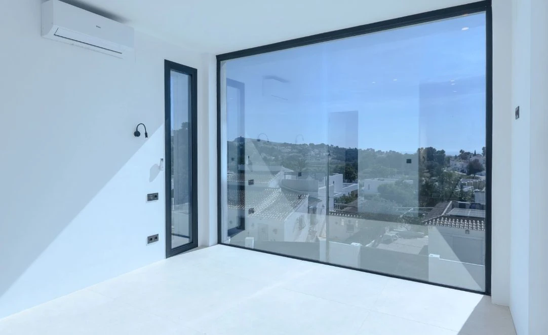 Villa de obra nueva con vistas al mar y piscina con jacuzzi en Moraira