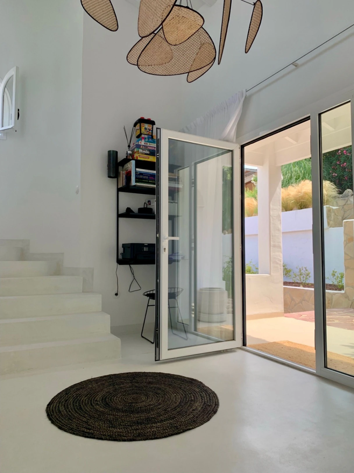 Elegancia ibicenca con villa de vistas panorámicas al mar en Javea