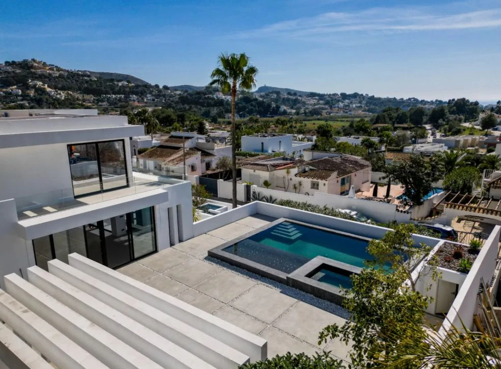 Villa de obra nueva con vistas al mar y piscina con jacuzzi en Moraira