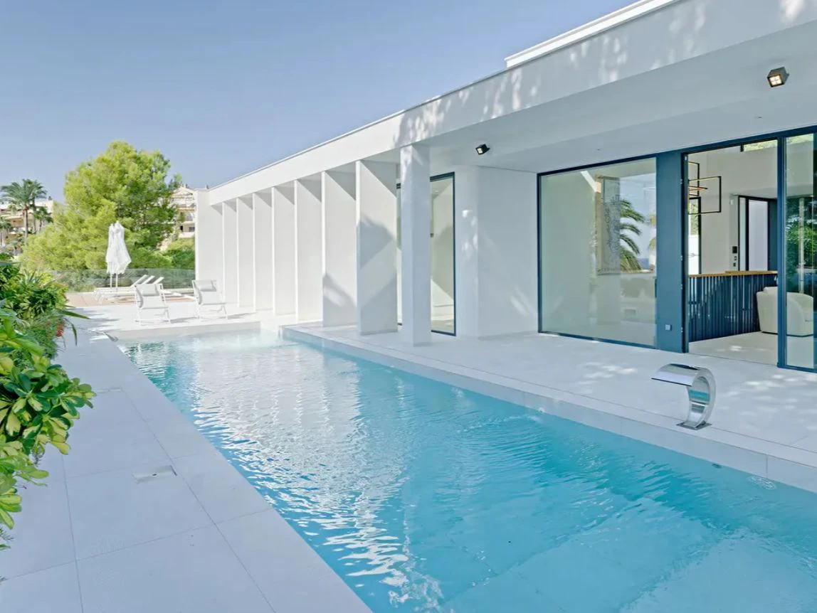 Villa moderna en primera línea de mar en Altea con acceso directo a la playa