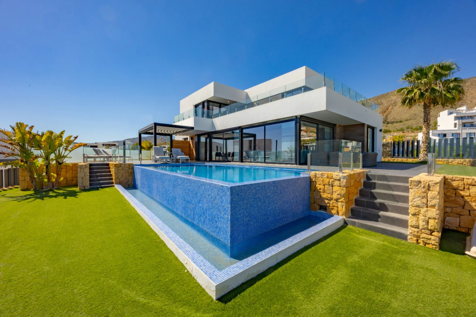 Villa de lujo con vistas panorámicas al skyline de Benidorm