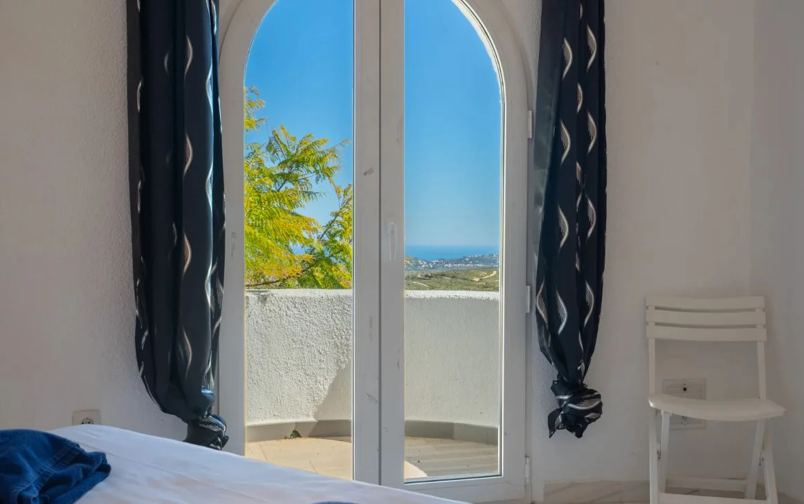 Villa tradicional con vistas panorámicas al mar y piscina climatizada en Cumbre del Sol, Benitachell