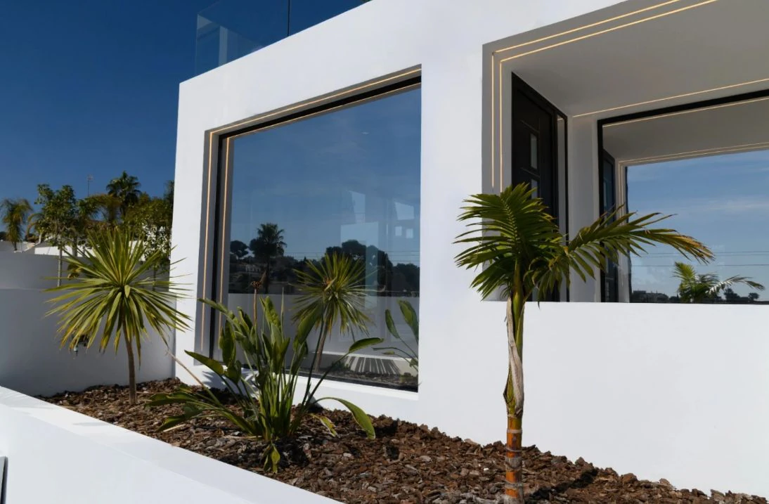 Villa de obra nueva con vistas al mar y piscina con jacuzzi en Moraira