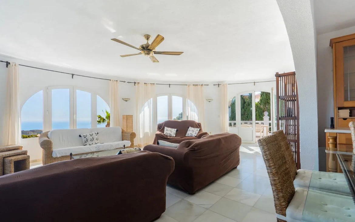 Villa tradicional con vistas panorámicas al mar y piscina climatizada en Cumbre del Sol, Benitachell