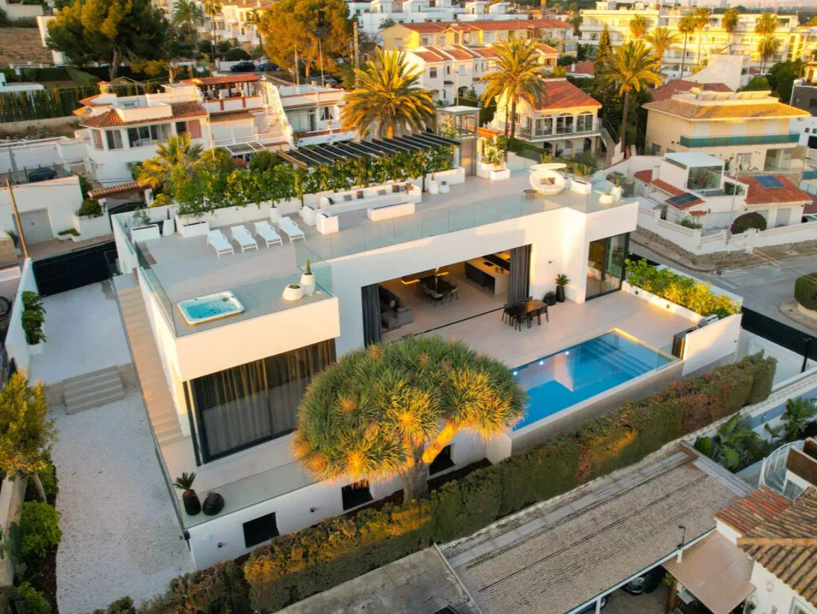 Villa de lujo de obra nueva en El Albir con vistas panorámicas al mar