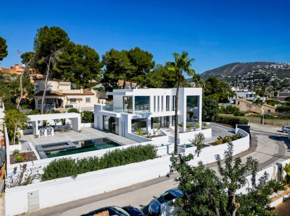 Villa de obra nueva con vistas al mar y piscina con jacuzzi en Moraira