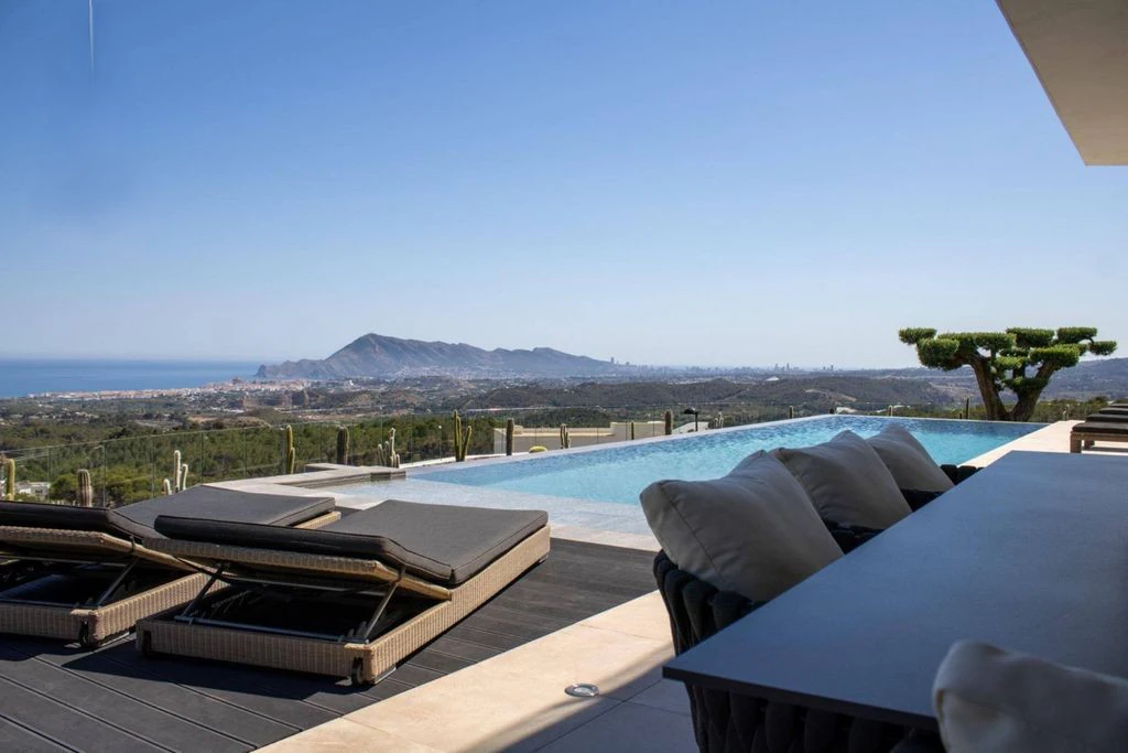Exclusiva villa de lujo en Sierra Altea con vistas panorámicas al mar y piscina infinita