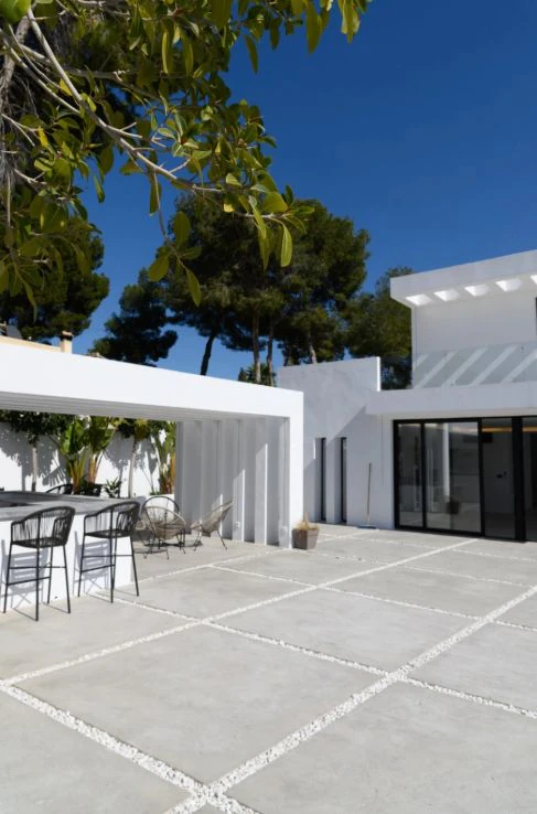 Villa de obra nueva con vistas al mar y piscina con jacuzzi en Moraira