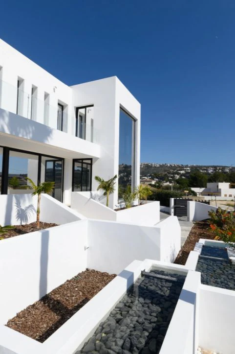 Villa de obra nueva con vistas al mar y piscina con jacuzzi en Moraira