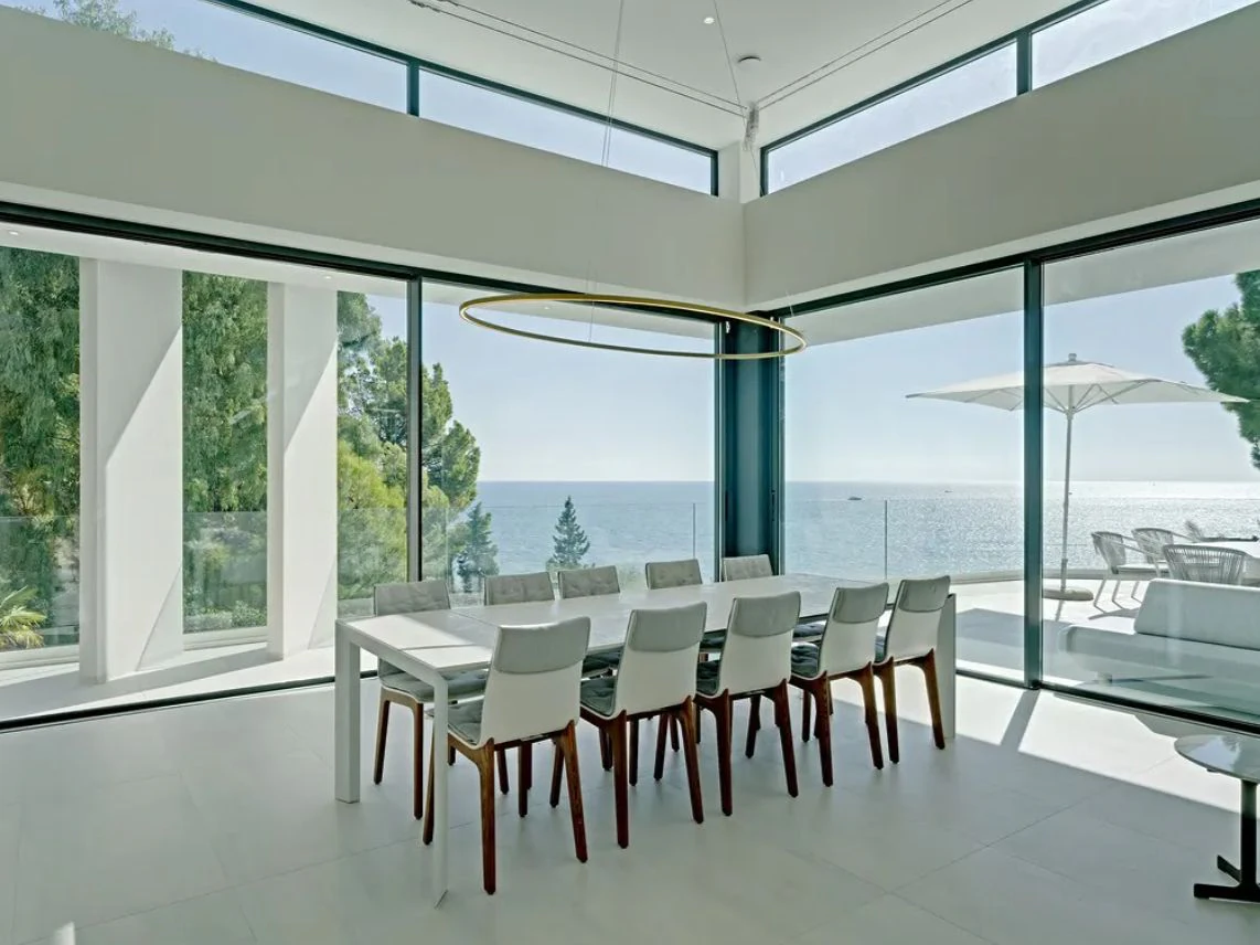 Villa moderna en primera línea de mar en Altea con acceso directo a la playa
