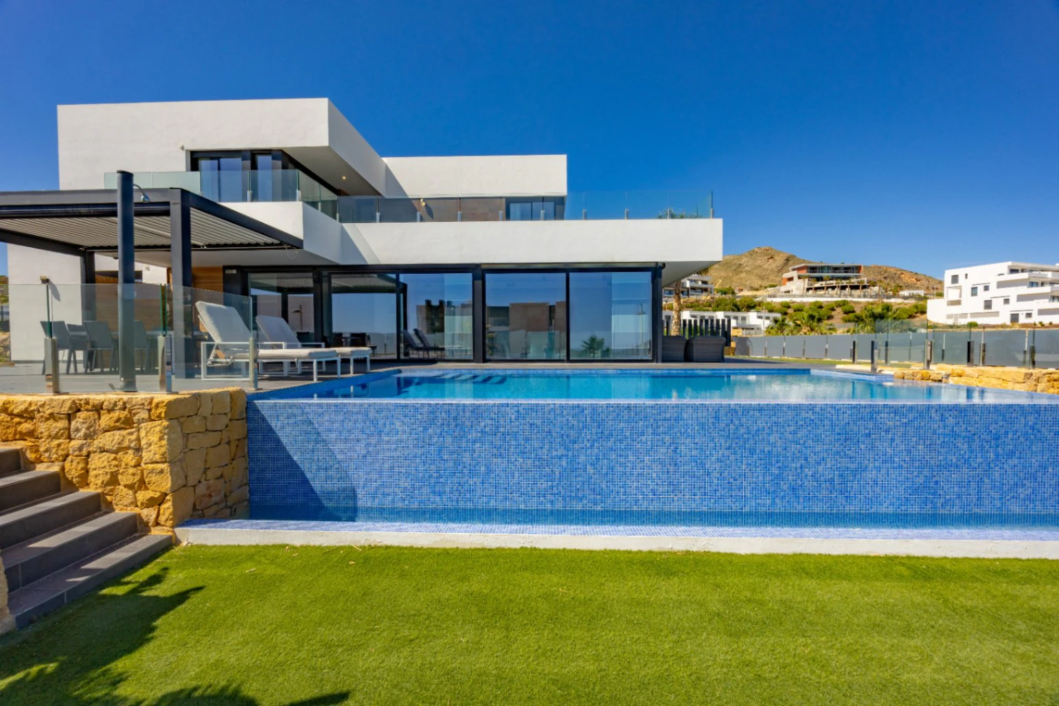 Villa de lujo con vistas panorámicas al skyline de Benidorm