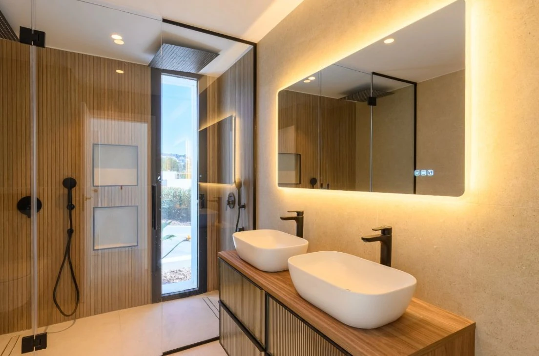 Villa de obra nueva con vistas al mar y piscina con jacuzzi en Moraira