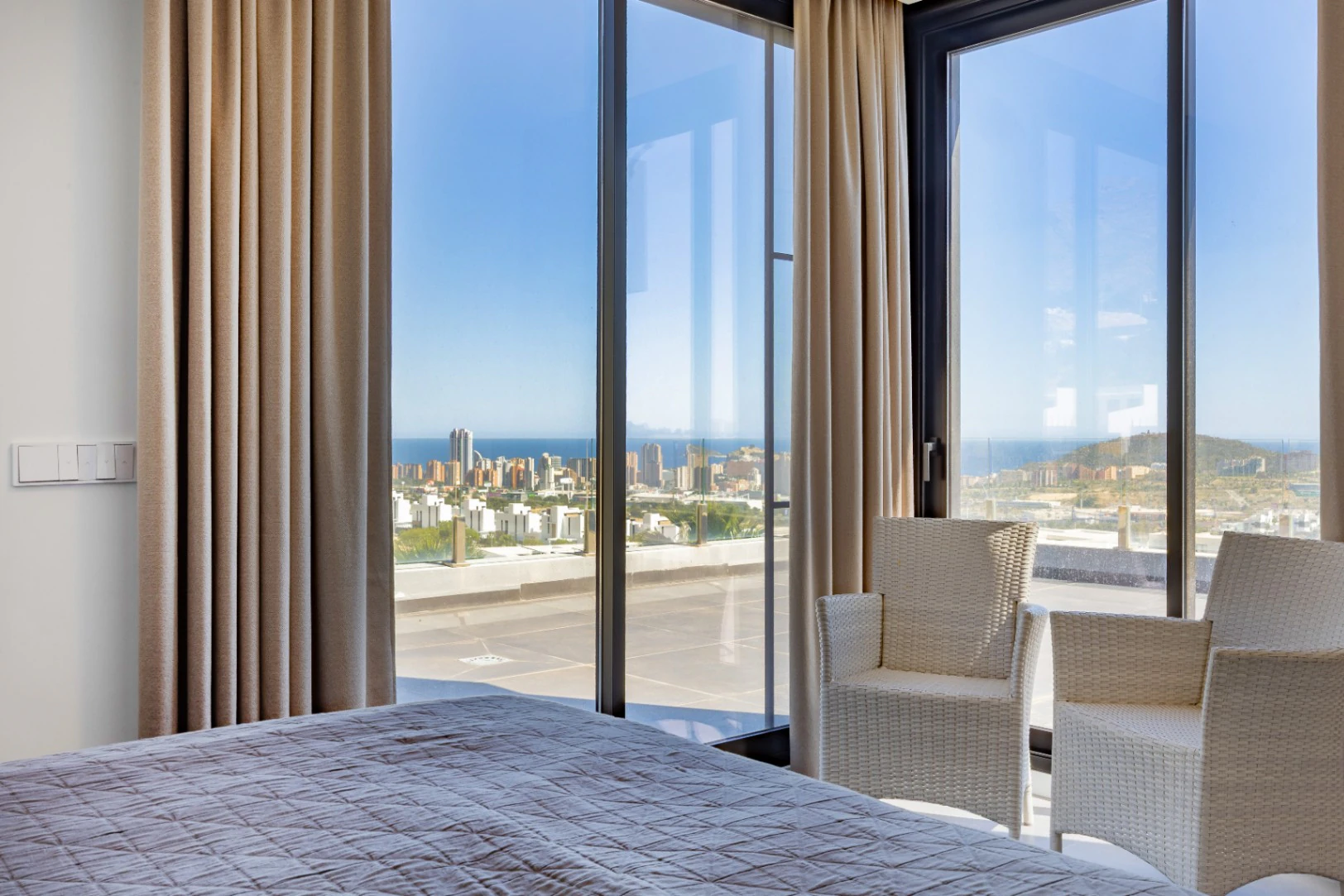 Villa de lujo con vistas panorámicas al skyline de Benidorm