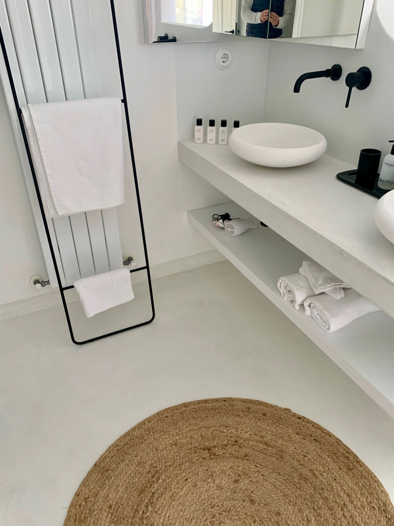 Elegancia ibicenca con villa de vistas panorámicas al mar en Javea