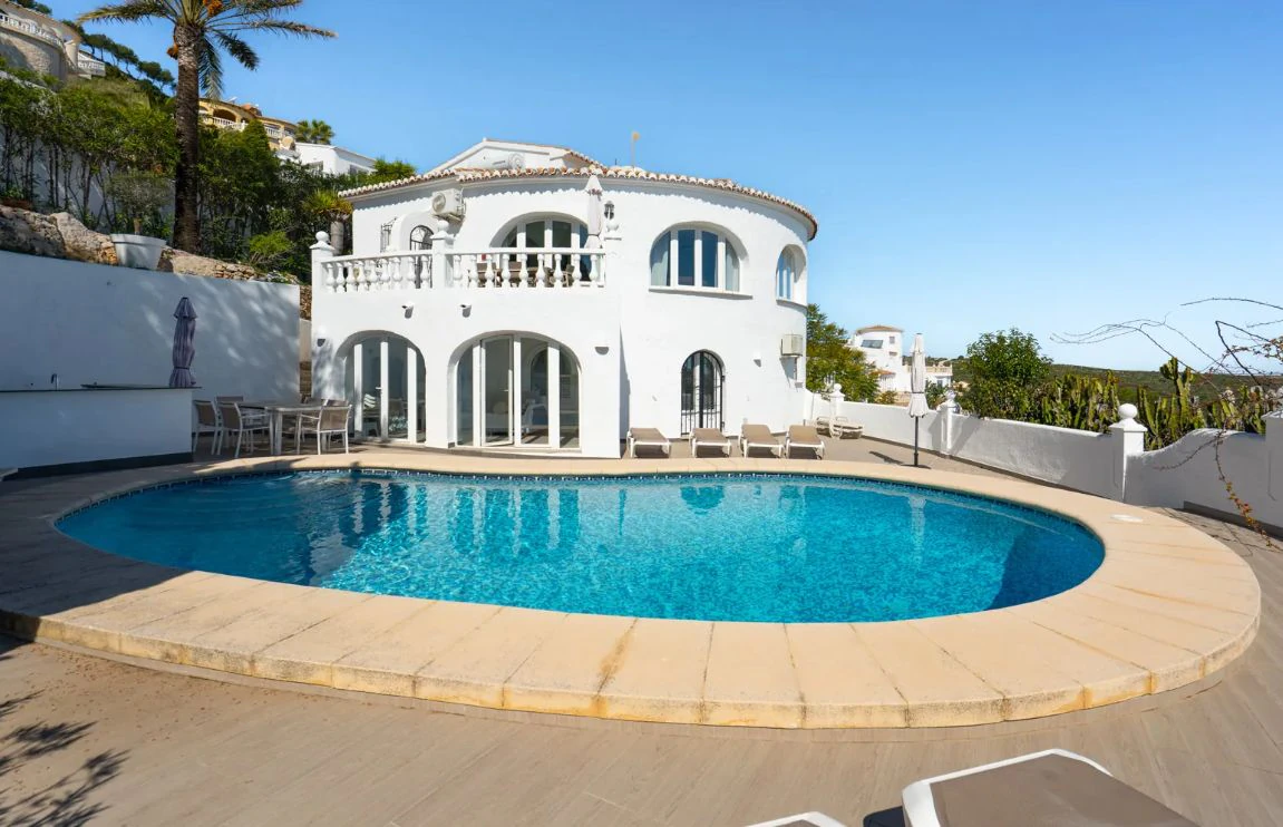 Villa tradicional con vistas panorámicas al mar y piscina climatizada en Cumbre del Sol, Benitachell