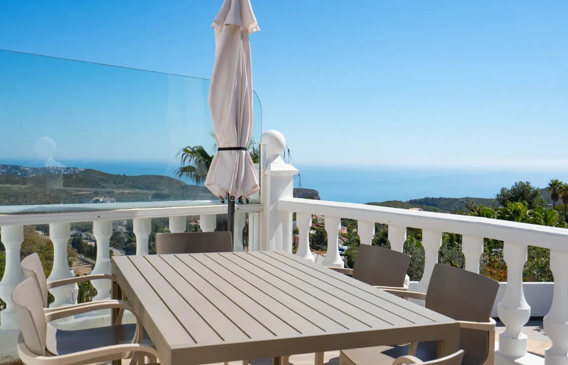 Villa tradicional con vistas panorámicas al mar y piscina climatizada en Cumbre del Sol, Benitachell