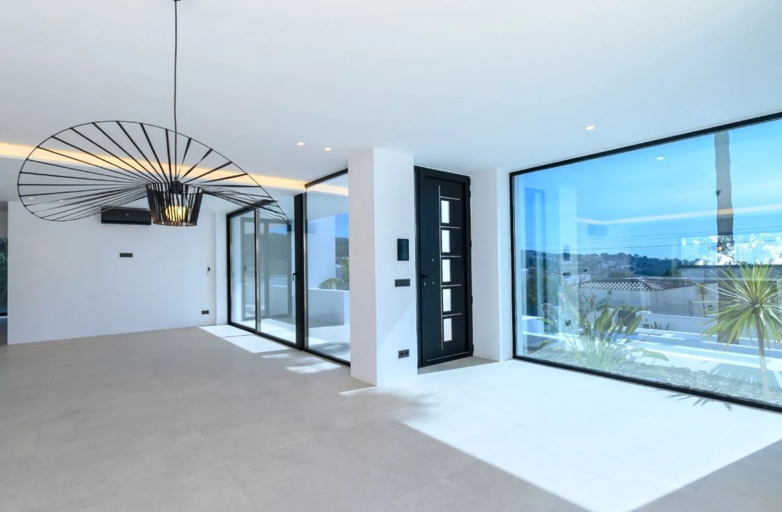 Villa de obra nueva con vistas al mar y piscina con jacuzzi en Moraira