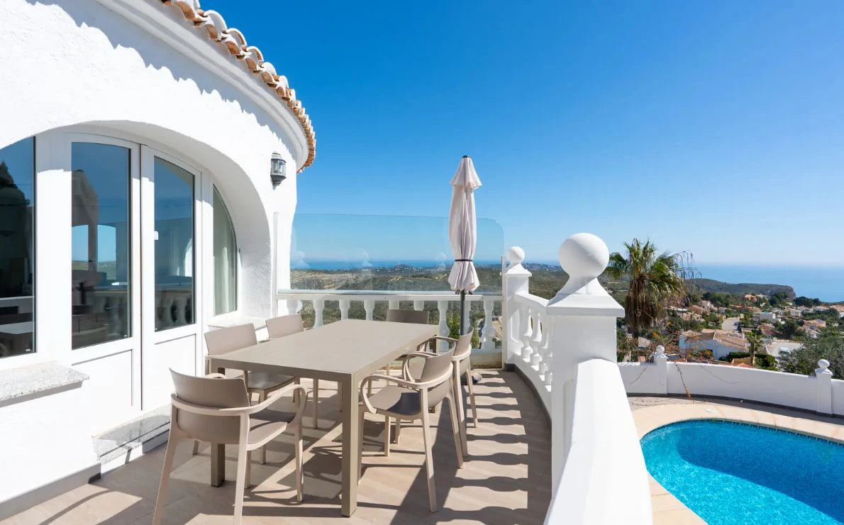 Villa tradicional con vistas panorámicas al mar y piscina climatizada en Cumbre del Sol, Benitachell