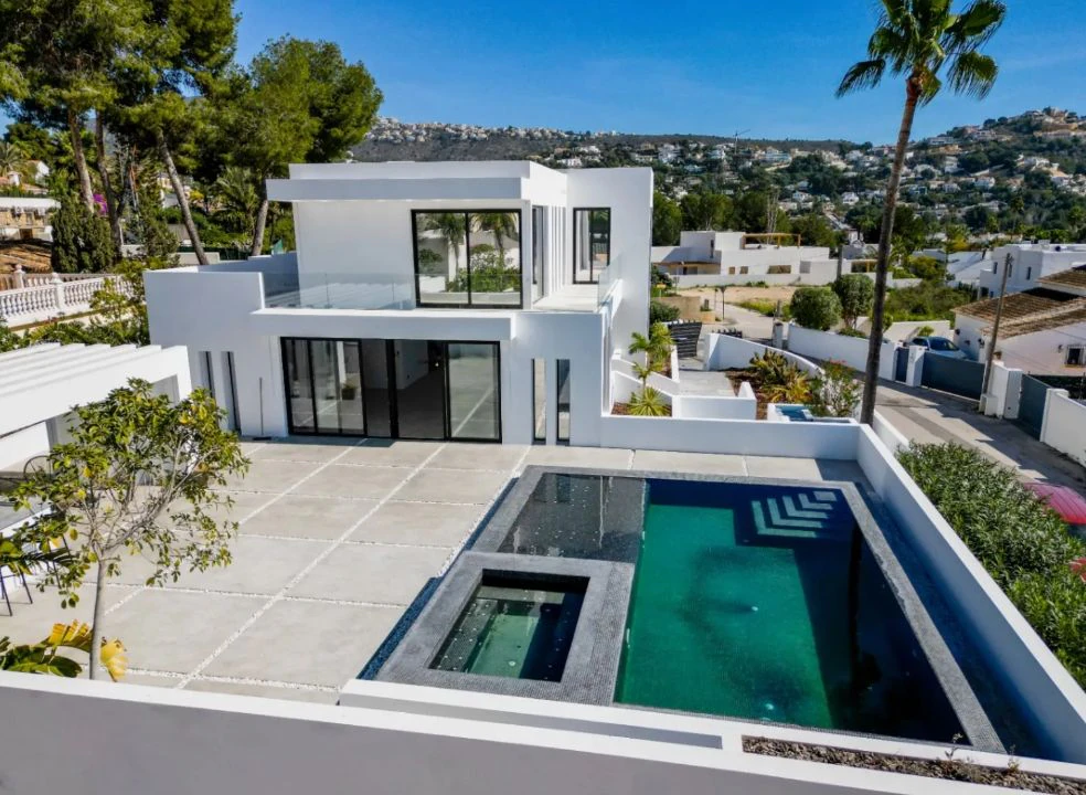 Villa de obra nueva con vistas al mar y piscina con jacuzzi en Moraira