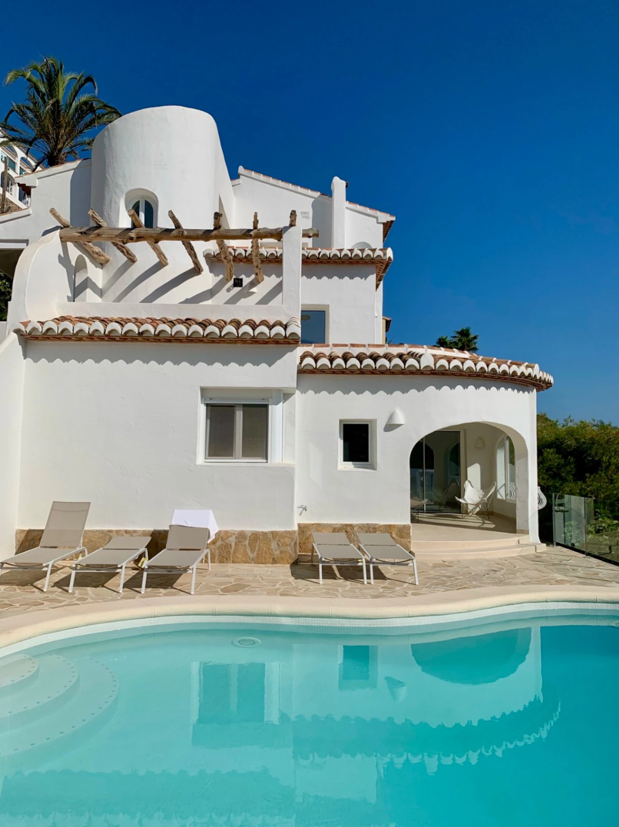 Elegancia ibicenca con villa de vistas panorámicas al mar en Javea