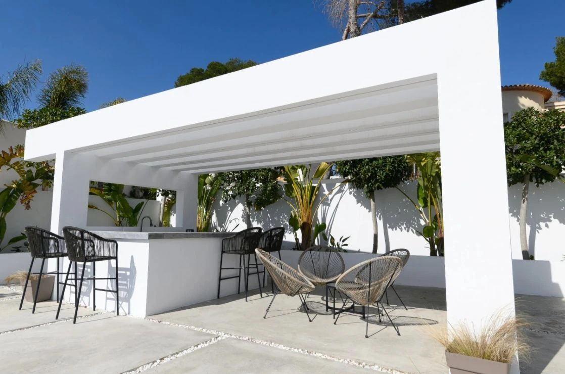 Villa de obra nueva con vistas al mar y piscina con jacuzzi en Moraira