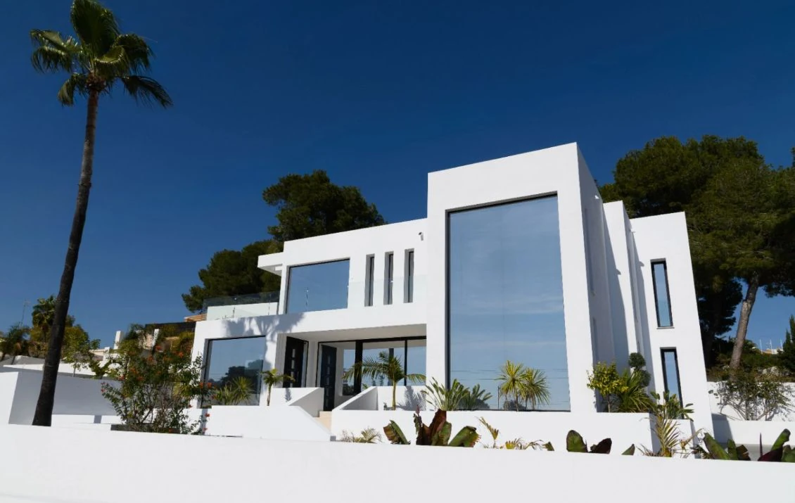 Villa de obra nueva con vistas al mar y piscina con jacuzzi en Moraira