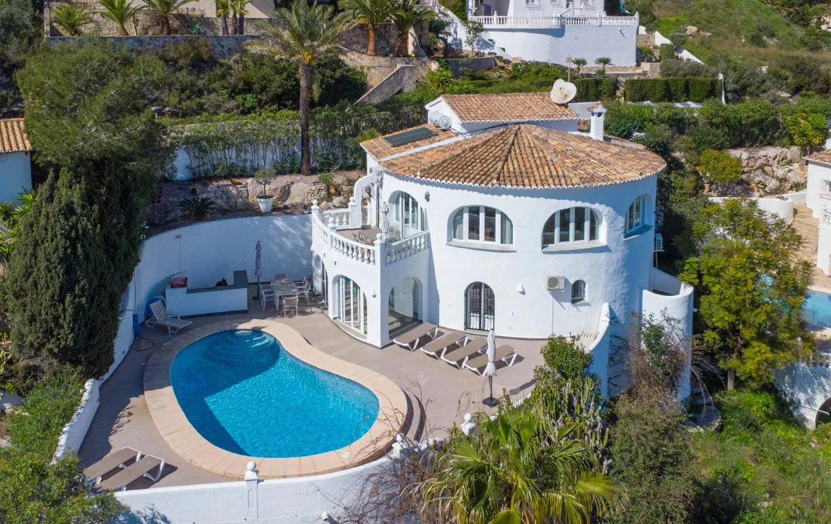 Villa tradicional con vistas panorámicas al mar y piscina climatizada en Cumbre del Sol, Benitachell