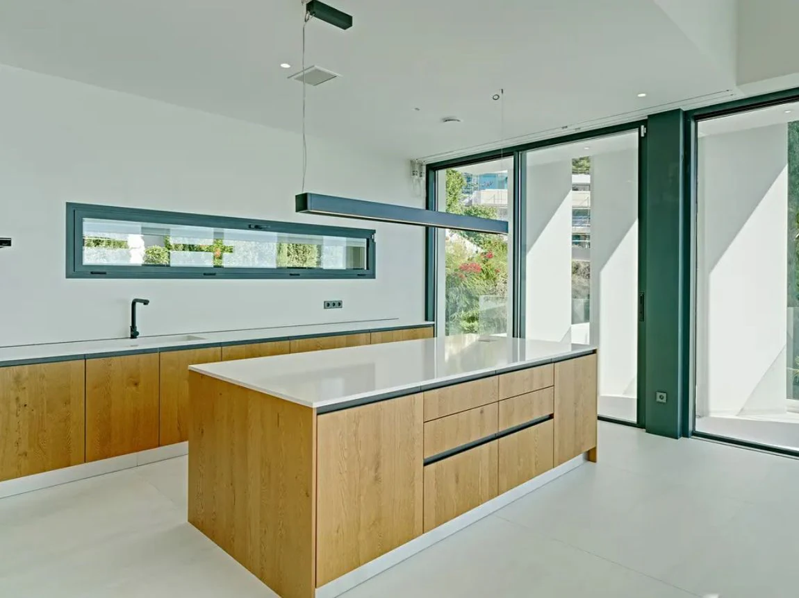 Villa moderna en primera línea de mar en Altea con acceso directo a la playa