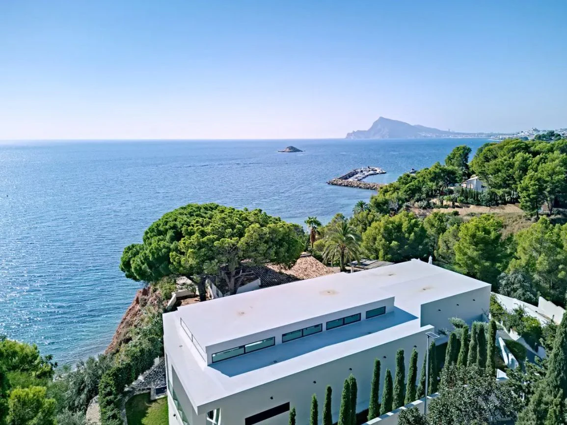 Villa moderna en primera línea de mar en Altea con acceso directo a la playa