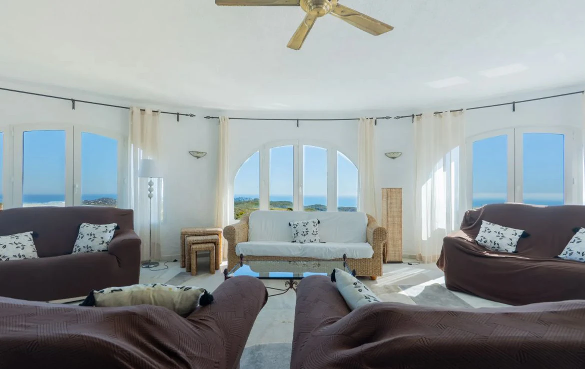 Villa tradicional con vistas panorámicas al mar y piscina climatizada en Cumbre del Sol, Benitachell