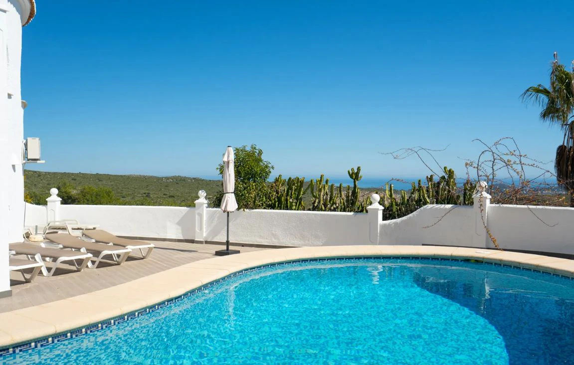 Villa tradicional con vistas panorámicas al mar y piscina climatizada en Cumbre del Sol, Benitachell