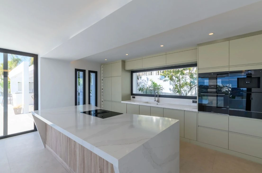 Villa de obra nueva con vistas al mar y piscina con jacuzzi en Moraira