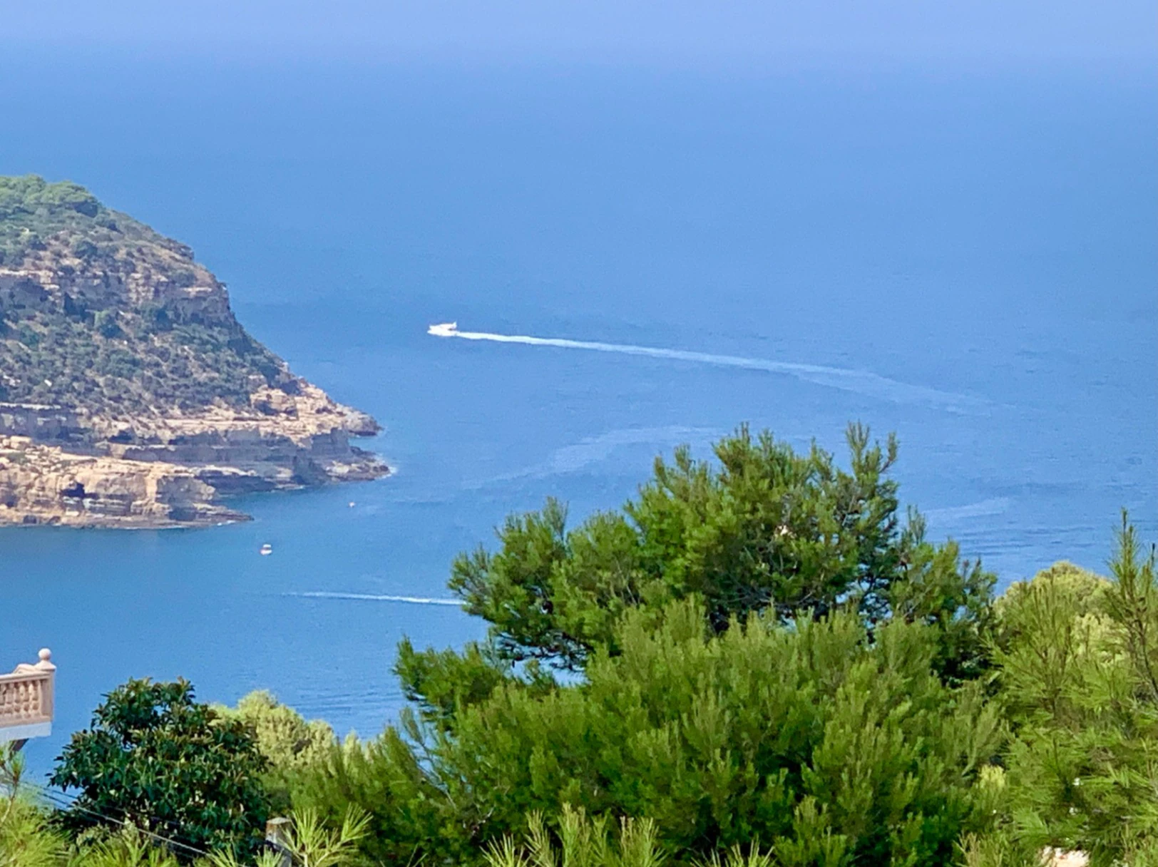 Elegancia ibicenca con villa de vistas panorámicas al mar en Javea
