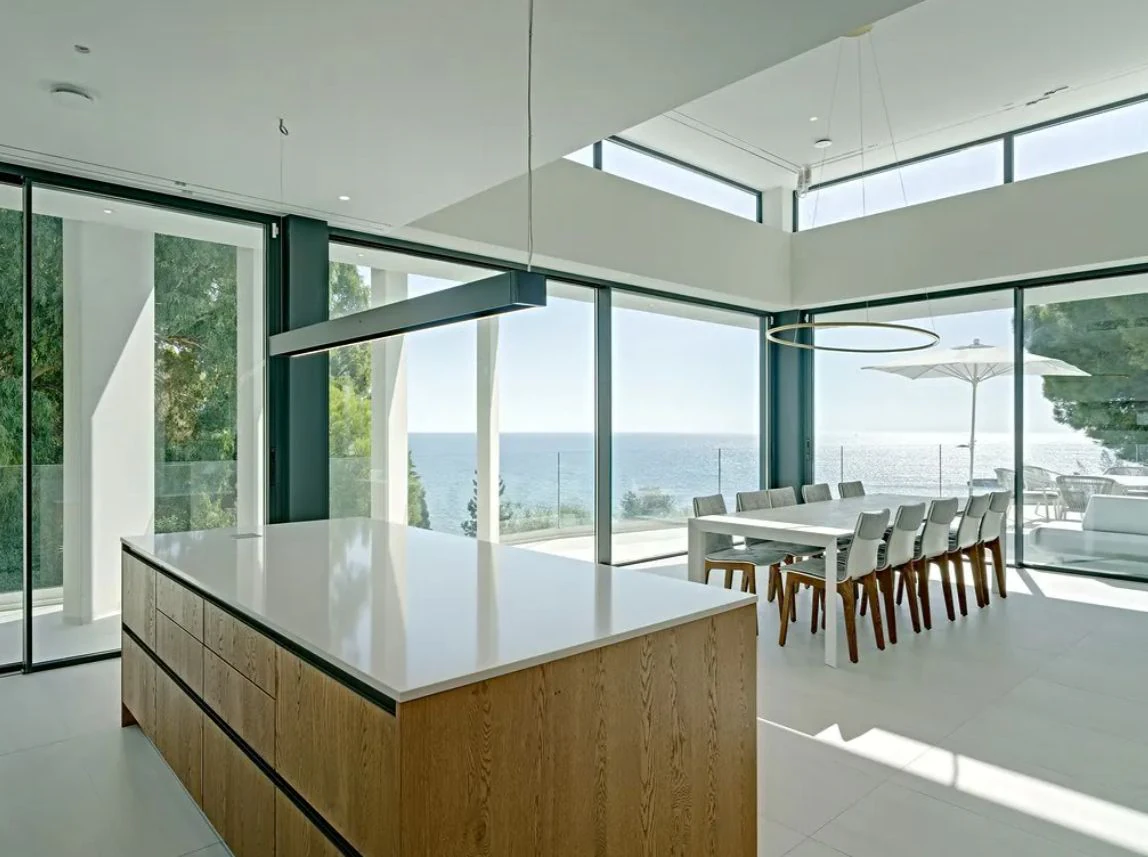 Villa moderna en primera línea de mar en Altea con acceso directo a la playa
