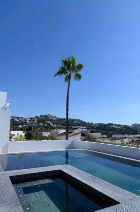 Villa de obra nueva con vistas al mar y piscina con jacuzzi en Moraira