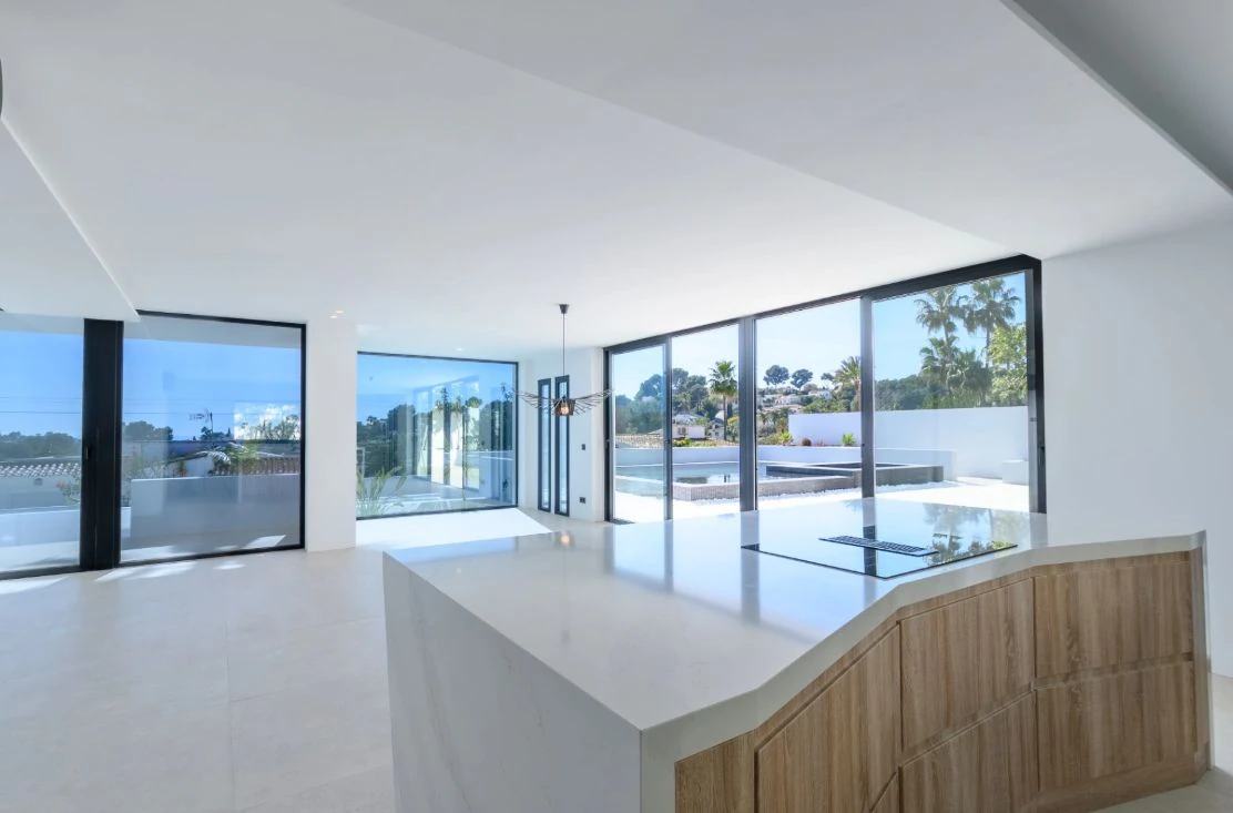 Villa de obra nueva con vistas al mar y piscina con jacuzzi en Moraira
