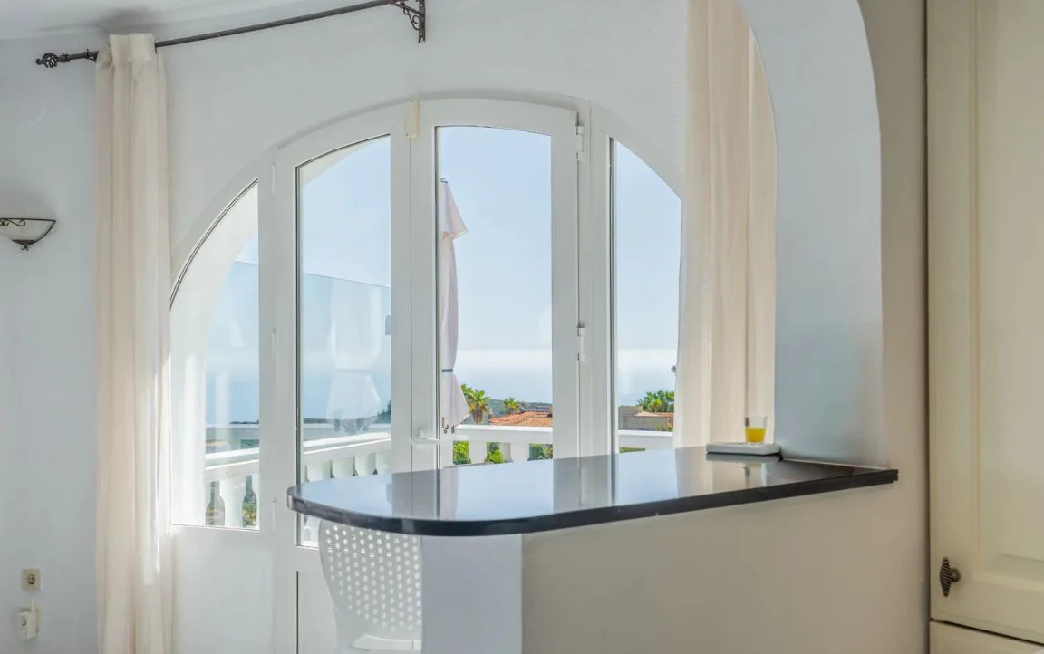 Villa tradicional con vistas panorámicas al mar y piscina climatizada en Cumbre del Sol, Benitachell