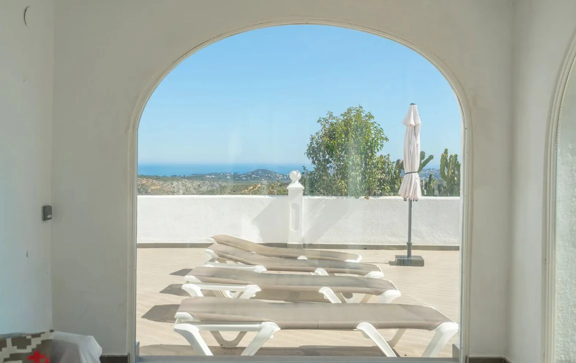 Villa tradicional con vistas panorámicas al mar y piscina climatizada en Cumbre del Sol, Benitachell