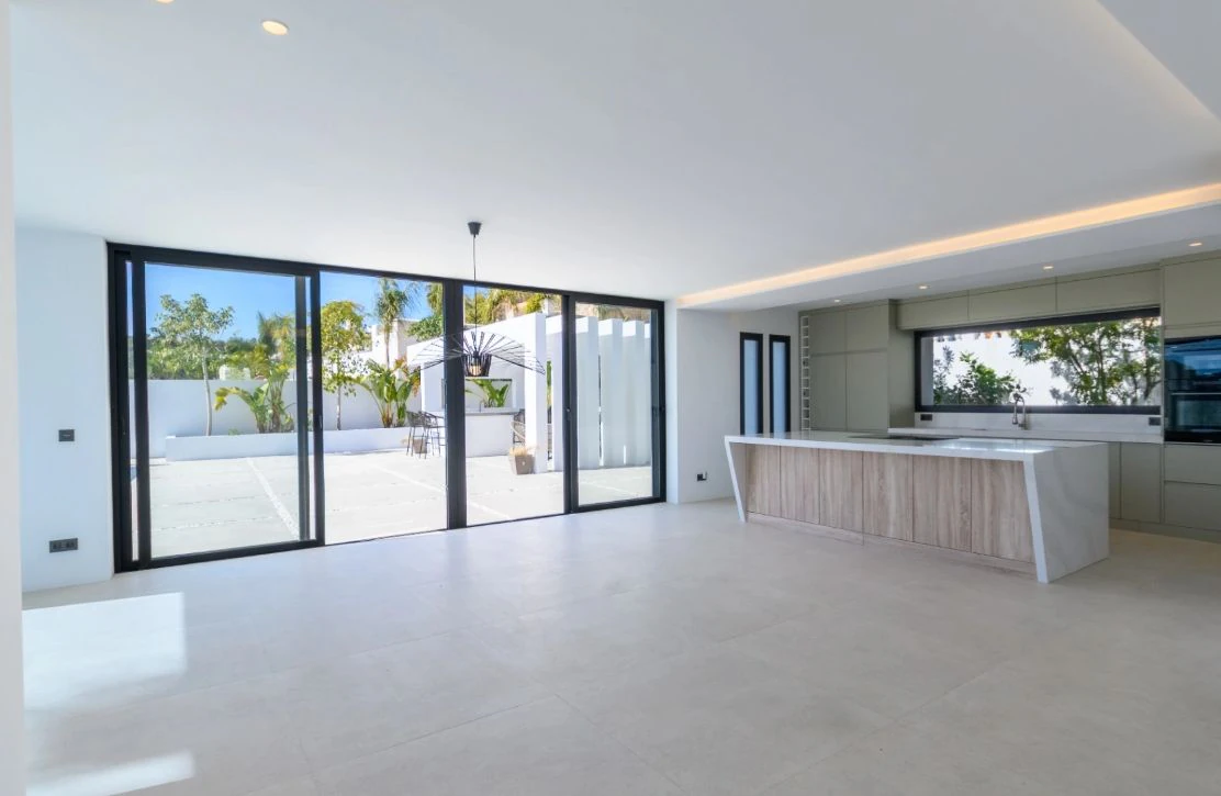 Villa de obra nueva con vistas al mar y piscina con jacuzzi en Moraira