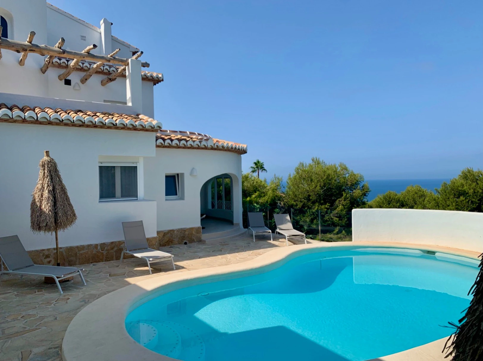 Elegancia ibicenca con villa de vistas panorámicas al mar en Javea