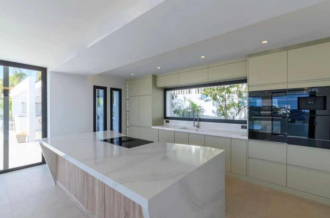 Villa de obra nueva con vistas al mar y piscina con jacuzzi en Moraira