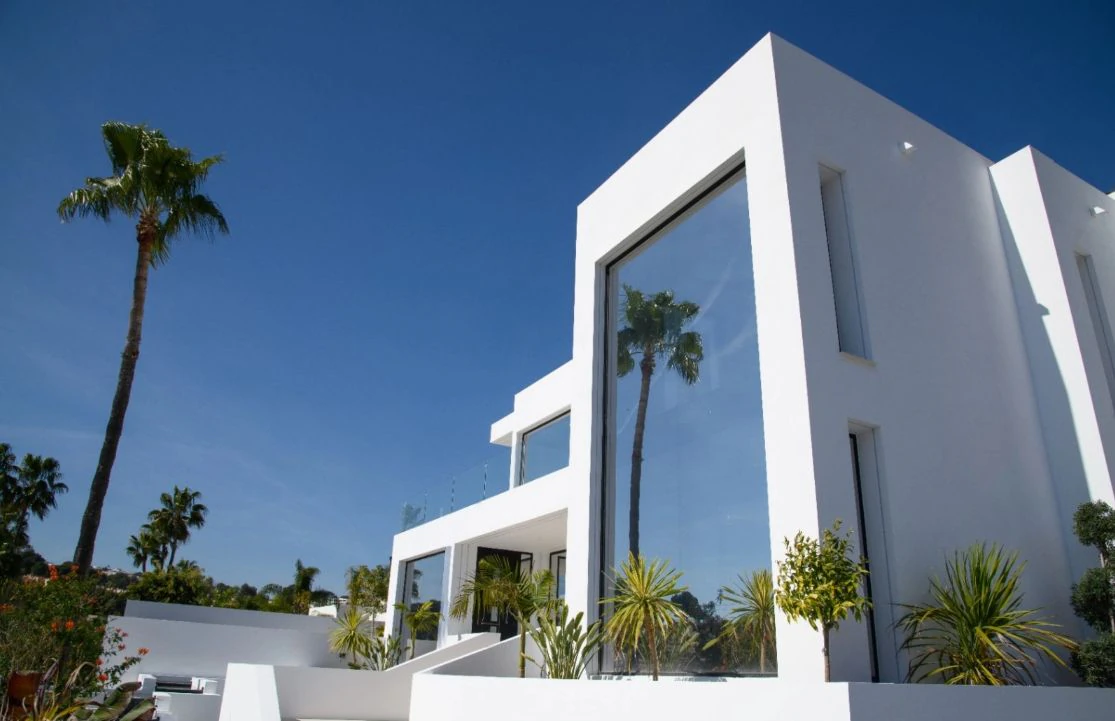 Villa de obra nueva con vistas al mar y piscina con jacuzzi en Moraira