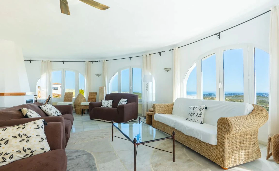 Villa tradicional con vistas panorámicas al mar y piscina climatizada en Cumbre del Sol, Benitachell