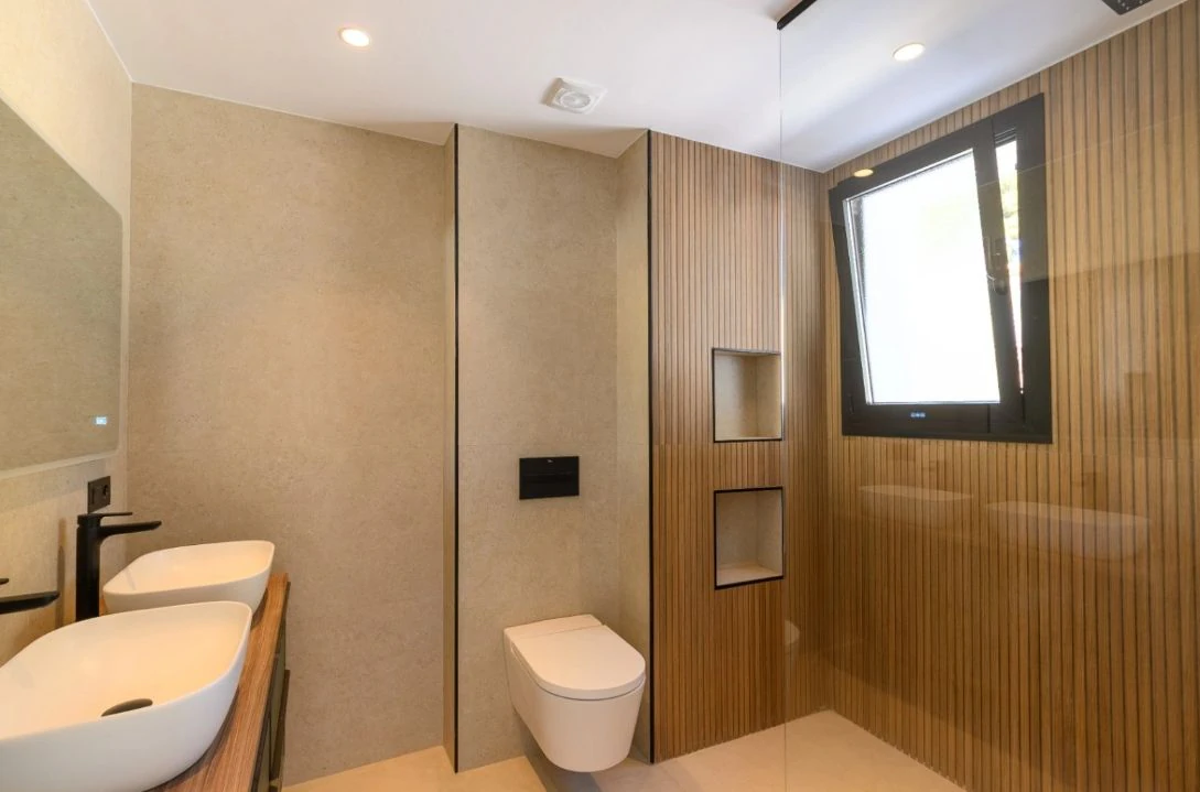 Villa de obra nueva con vistas al mar y piscina con jacuzzi en Moraira